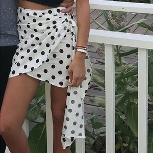 Chic white and black polka dot mini skirt